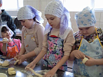 В Петропавловке для воспитанников воскресной школы организовали мастер-класс по изготовлению жаворонков