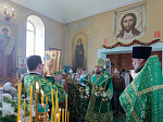В праздник Святой Троицы Преосвященнейший епископ Дионисий совершил Литургию в Свято-Троицком храме города Россоши