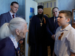 Секретарь Россошанской епархии и воспитанники воскресной школы «Добро» поздравили ветерана с Днем Победы и личным 100-летним юбилеем