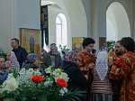 Епископ Россошанский и Острогожский Дионисий совершил венчальную Литургию в храме святителя Митрофана, первого епископа Воронежского, села Верхний Мамон