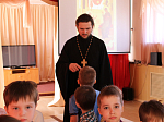 Священнослужитель рассказал детям о Боге