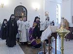Преосвященнейший епископ Дионисий возглавил служение Божественной литургии в Воскресенском соборе Белогорского мужского монастыря