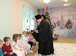 В святочные дни Рождества священник побывал в детском саду села Верхнего Мамона