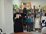 В Святки воспитанники воскресной школы Покровского храма поздравили пожилых людей с Рождеством Христовым