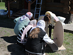 Учащиеся верхнемамонской школы приняли участие в украшении храма к Пасхе