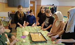 В воскресной школе при храме Архистратига Божия Михаила города Острогожска прошел мастер-класс по выпечке «жаворонков»