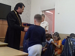 Школьников из ДНР и социально-реабилитационного центра поздравили с Днем знаний