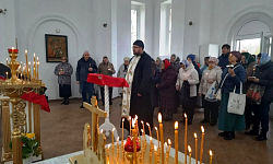 Священник совершил заупокойные богослужения на Радоницу в городе Богучаре