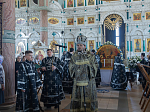В пятницу Страстной седмицы епископ Дионисий совершил вечерню с выносом Плащаницы Спасителя в Ильинском кафедральном соборе г. Россошь