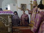 В понедельник третьей седмицы Великого поста Правящий Архиерей совершил Литургию Преждеосвященных Даров в храме святителя Митрофана Воронежского села Верхний Мамон