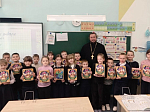 Священнослужитель поздравил учащихся младших классов МБОУ Калачеевская СОШ № 6 с Рождеством Христовым