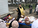 Благочинный совершил освящение пасхальной снеди в поселке Пригородный Калачеевского района