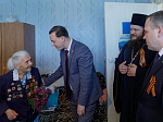 Секретарь Россошанской епархии и воспитанники воскресной школы «Добро» поздравили ветерана с Днем Победы и личным 100-летним юбилеем