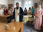 Священнослужитель благочиния посетил Каменский отдел службы социальной защиты населения