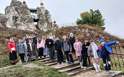 Состоялась паломническая поездка воспитанников воскресной группы и учащихся школы из села Воробьевка в Костомаровский Спасский монастырь