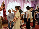 Воспитанники воскресной школы «Добро» посетили Россошанский социально-реабилитационный центр и поздравили ребят с Днем защиты детей
