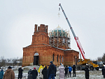 В храме Святой Троицы села Четвериково Калачеевского района состоялось освящение и поднятие креста на обновлённый купол храма