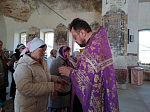 На приходах Богучарского благочиния священнослужитель совершил Таинство Соборования в преддверии Страстной седмицы