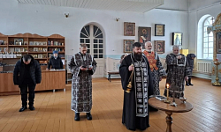 В День начала проведения специальной военной операции в Казанском храме поселка Каменка состоялась панихида