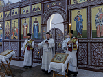 Преосвященнейший епископ Дионисий возглавил служение Божественной литургии в Воскресенском соборе Белогорского мужского монастыря