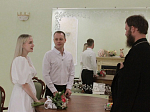 Клирик благочиния поздравил новобрачных 