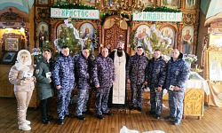 Сотрудники Росгвардии посетили Покровский храм города Павловска