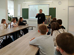 Настоятель Покровского храма села Шапошниковка встретился с ольховатскими школьниками