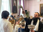 Духовник воскресной школы «Добро» совершил молебен, кропление и пообщался с родителями учащихся