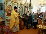 В поселке Каменка прихожане поздравили настоятеля Казанского храма с Днем рождения 