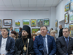 Епископ Дионисий принял участие в открытии выставки картин «Покров Пречистой над землей Воронежской» в Молодежном центре г. Россошь