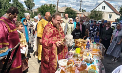 В храме Архистратига Божия Михаила города Острогожска состоялось праздничное богослужение, по окончании которого освятили мед
