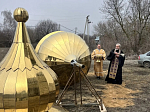 В строящемся храме в честь иконы Божией Матери «Неопалимая Купина» состоялось освящение накупольных крестов