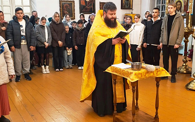 В Казанском храме Каменки совершен молебен о путешествующих перед поездкой школьников в Казань