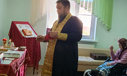 Духовная поддержка в преддверии Пасхи: иерей Андрей Рыбак причастил постояльцев пансионата в Коротояке