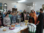 Священнослужители Острогожского благочиния поздравили с Воскресением Христовым сотрудников и жильцов местного психоневрологического интерната