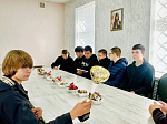 Ученики Новокалитвенской школы поздравили настоятеля Троицкого храма с Днем отца