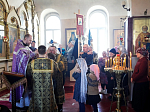Благочинный Калачеевского церковного округа иерей Иоанн Суздальцев познакомил прихожан Петропавловского храма с иереем Ярославом Манохиным