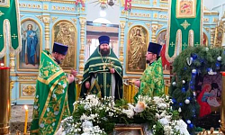 Божественная литургия в Успенском храме села Трехстенки