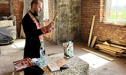 Иерей Ярослав Манохин совершил чин благословения при начале сеяния в строящемся храме Покрова Пресвятой Богородицы села Новобогородицкое