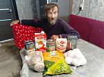 В селе Никольское-1 ко Дню пожилых людей раздали продуктовые наборы при поддержке благотворительного фонда «София»