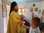 Благочинный Богучарского церковного округа совершил молебны на начало нового учебного года и подвел итоги благотворительной акции «Собери ребенка в школу»