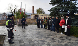 8 ноября, в преддверии Дня сотрудника ОВД, в аллее Славы почтили память погибших сотрудников и ветеранов МВД.