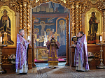 В Неделю Крестопоклонную епископ Дионисий совершил Божественную литургию в Свято-Троицком соборе Серафимо-Дивеевского монастыря в с. Дивеево Нижегородской области