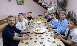 В воскресной школе села Воробьевка состоялся кулинарный мастер‑класс, посвященный благотворительной акции «Белый цветок»