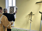 В строящемся храме в честь иконы Божией Матери «Неопалимая Купина» состоялось освящение накупольных крестов