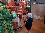 В праздник святых жён-мироносиц в Успенском храме поздравили прихожанок
