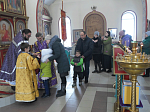 "Устнама чистыма поюще песнь радования, Господню Кресту радостию поклонимся"