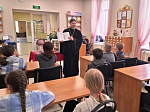 Клирик Россошанского благочиния посетил Марьевскую сельскую библиотеку