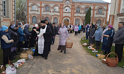 В преддверии праздника Светлой Пасхи в Казанском храме поселка Каменка состоялось освящение пасхальной снеди