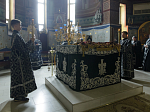 В пятницу Страстной седмицы Преосвященнейший епископ Дионисий совершил вечерню с выносом Плащаницы Спасителя в Ильинском кафедральном соборе Россоши